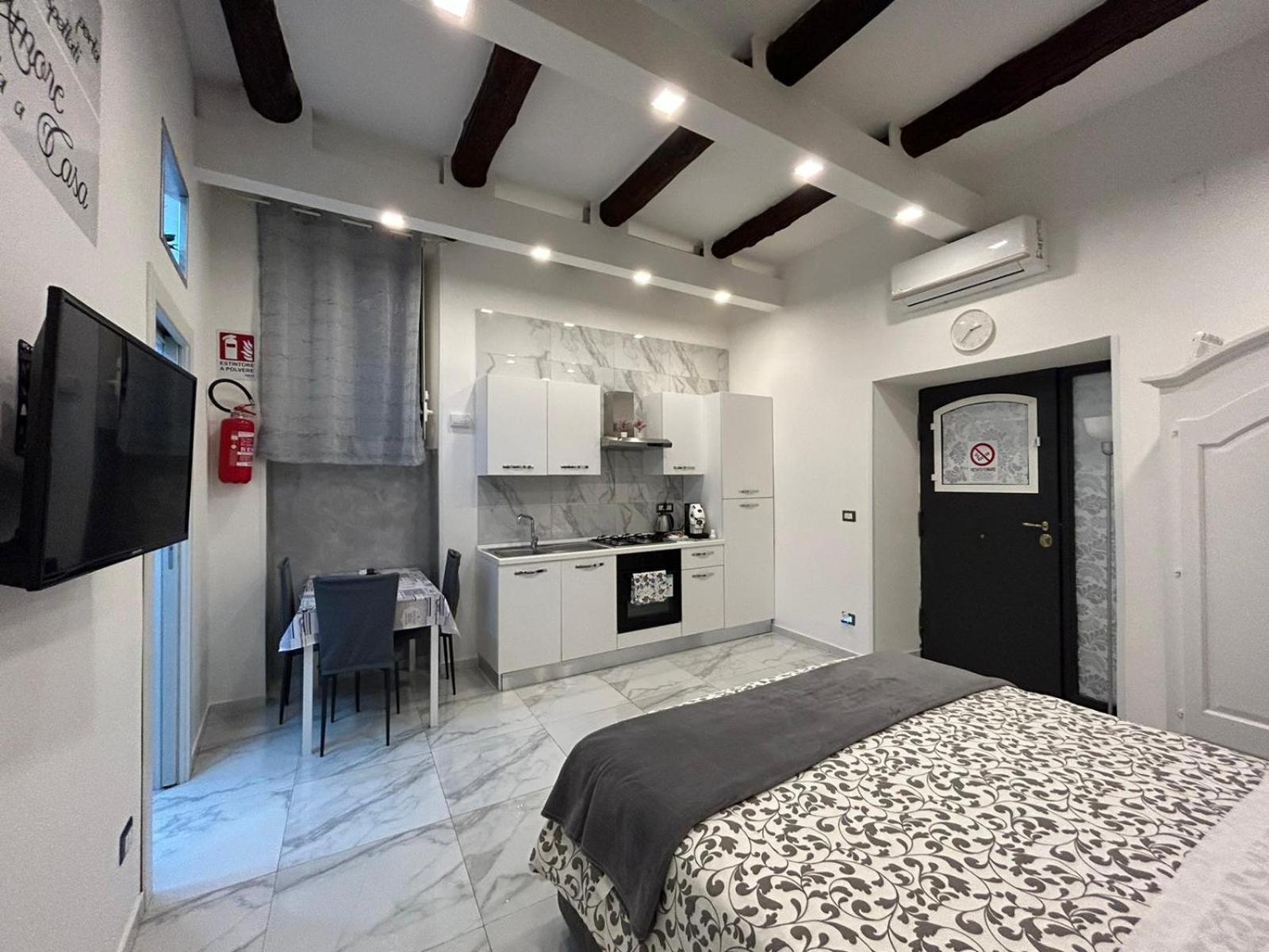 Casa Tolentino Al Centro Di Napoli Villa Exterior foto